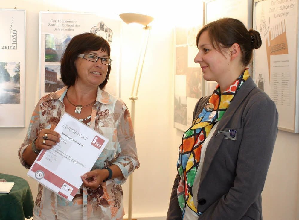 Bärbel Schön (links) übergab das Qualitätssiegel an die Leiterin der Zeitzer Tourist-Information Maria Fischer.