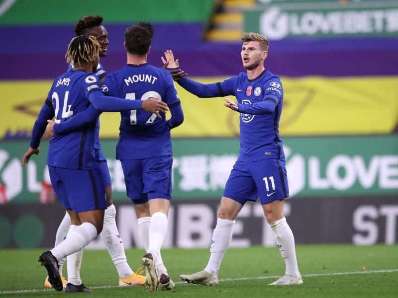 Chelseas Timo Werner (r) feiert mit seinen Mannschaftskameraden, nachdem er das Tor zum 0:3 erzielt hat. Foto: Alex Pantling/PA Wire/dpa