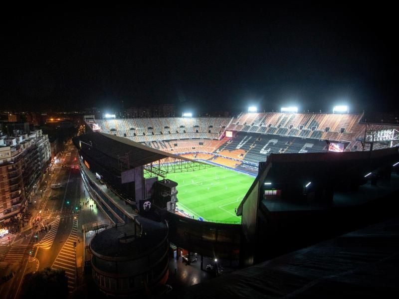 Beim FC Valencia sind zwei Personen positiv auf das Coronavirus getestet worden: Blick auf das leere Mestalla Stadion des spanischen Vereins. Foto: Emilio Morenatti/AP/dpa