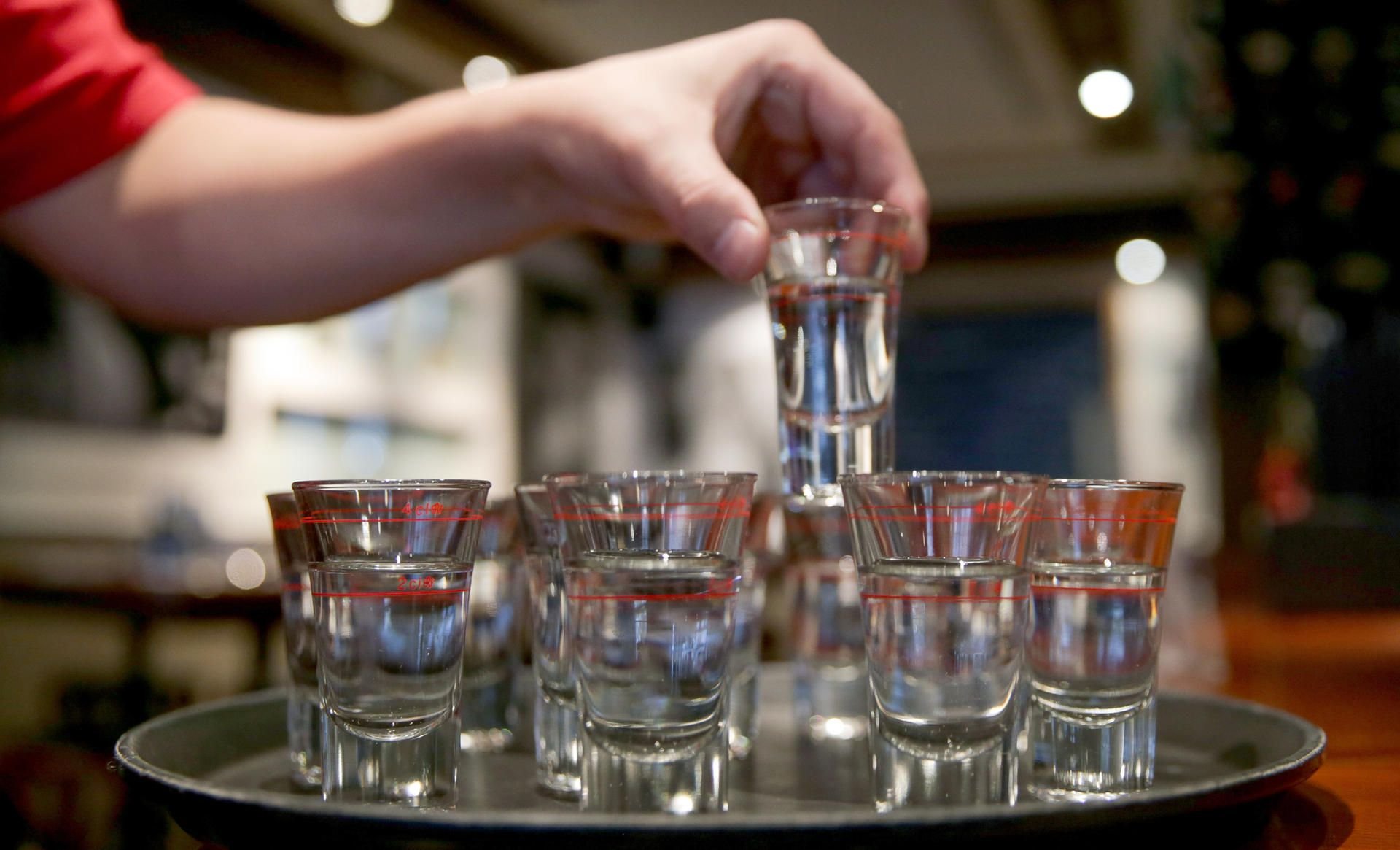 Schnaps hilft bei der Verdauung? Der Mythos hält sich noch immer.