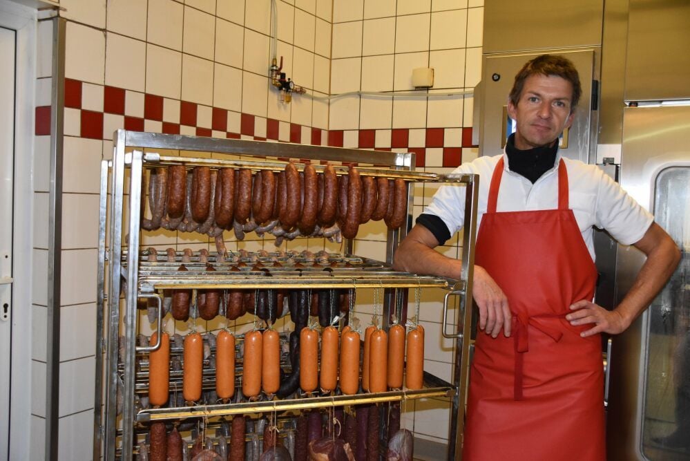 Räuchern wie in alten Zeiten: Hubert Hündorf bereitet Schlackwurst, Tee- und Rotwurst nach Familienrezepten von Vater und Großvater zu.