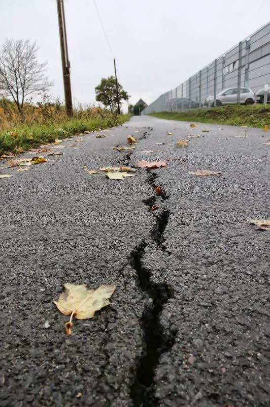 Blick auf den gesperrten Radweg bei Berga. Die Risse sollen im September verschlossen werden.