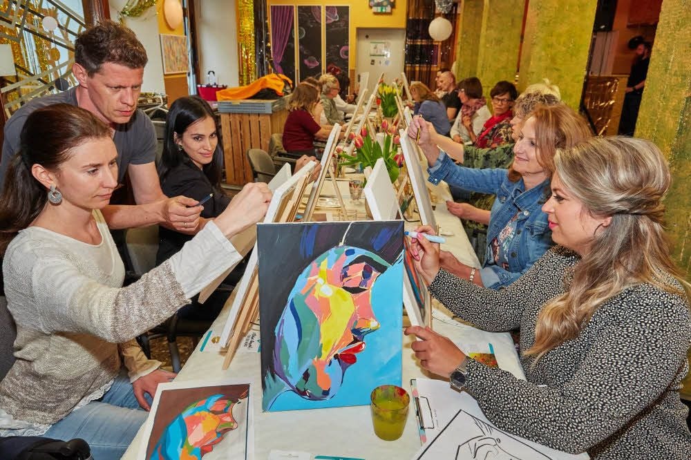 Künstler Martin Bergmann leitet Maria Trigubets (von links), Maira Montalvo, Katrin Schütze-Dittrich und Luisa Liebefinke beim Malen eines Portraits an.