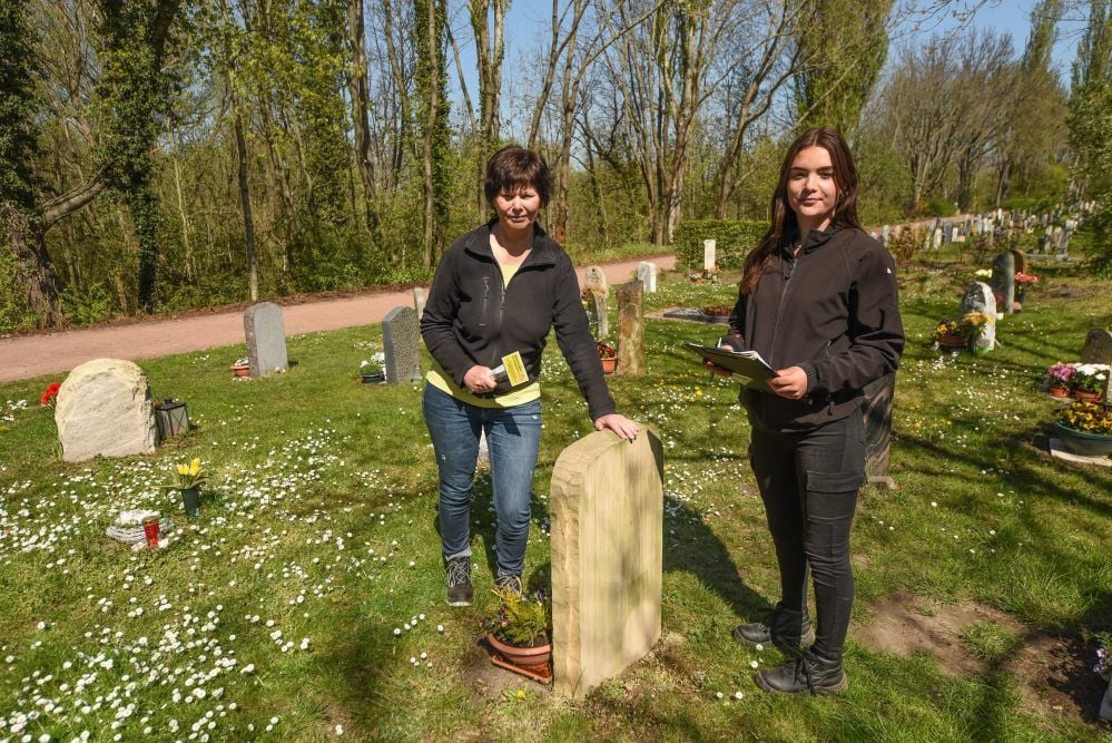 Verena Peschke und Hilde bei der Grabsteinüberprüfung