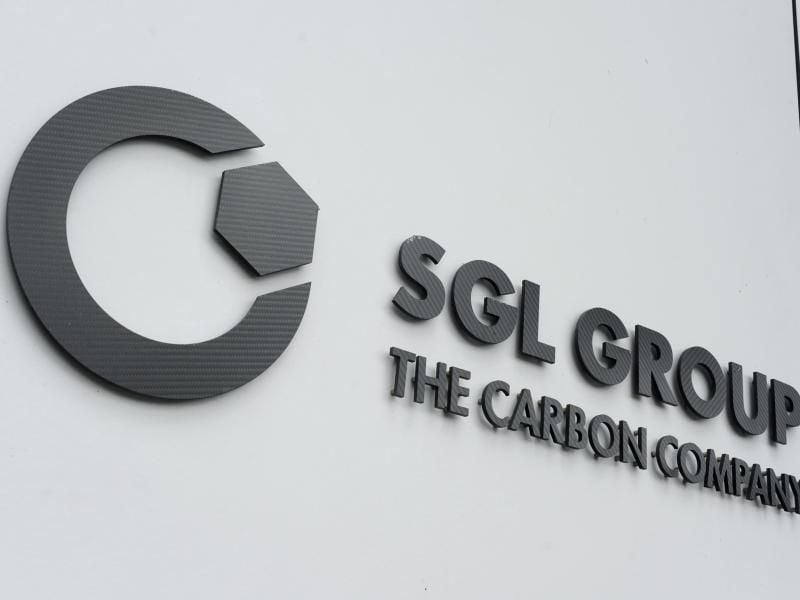 Das Logo der SGL Group. Foto: Tobias Hase/Archiv