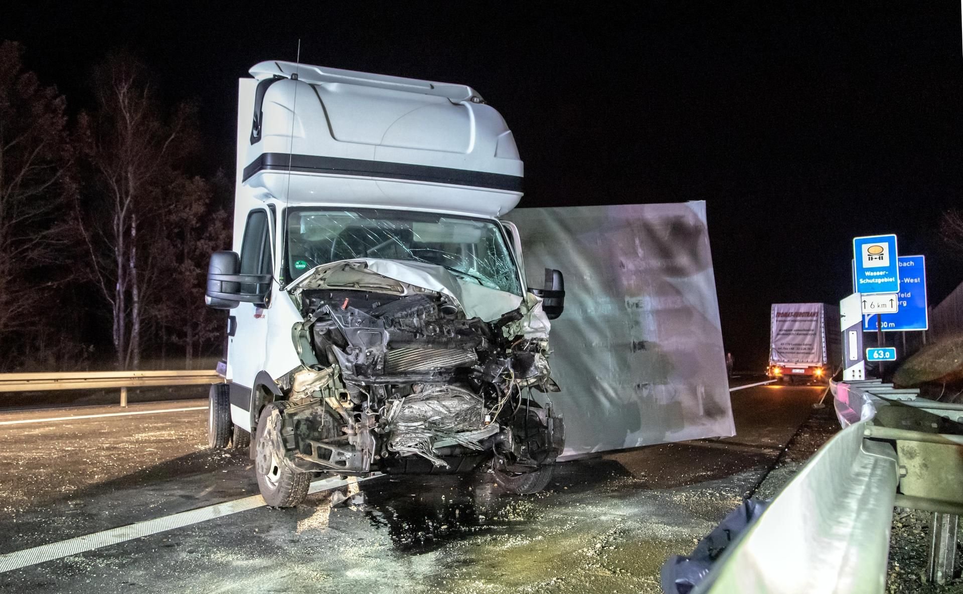 Auf der Autobahn 72 bei Zwickau sind zwei Lastwagenfahrer bei einem Verkehrsunfall schwer verletzt worden.