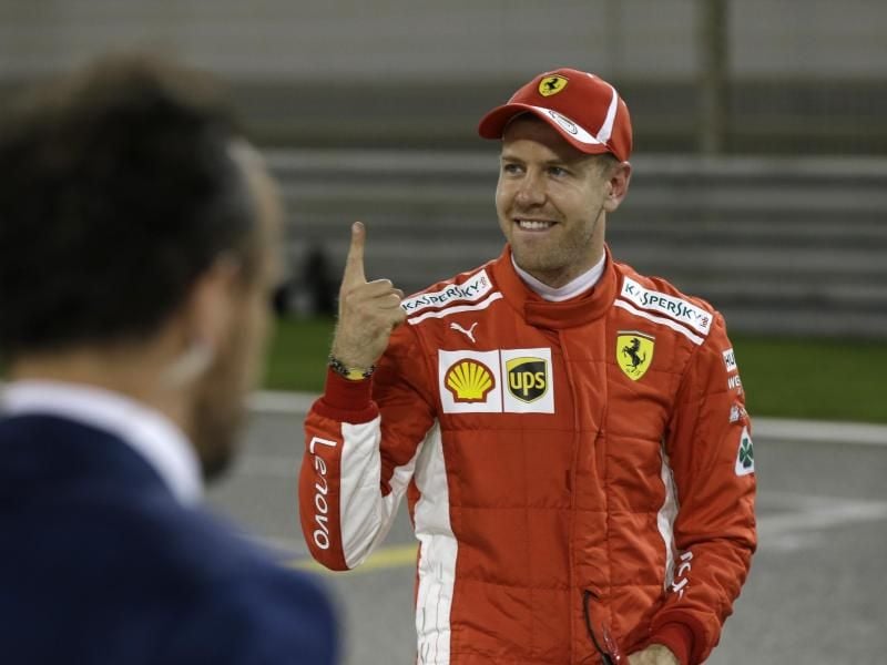 Sebastian Vettel vom Team Ferrari jubelt nach der Qualifyingsession über das Erreichen der Pole Position. Foto: Luca Bruno/AP