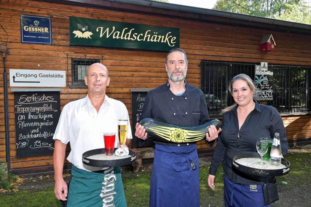André Seelbinder (M.) empfängt seit 17 Jahren die Gäste in der Waldschänke am Dessauer Tierpark. An der Seite des Kochs stehen Steffen Wamack und Christin Erdmann.