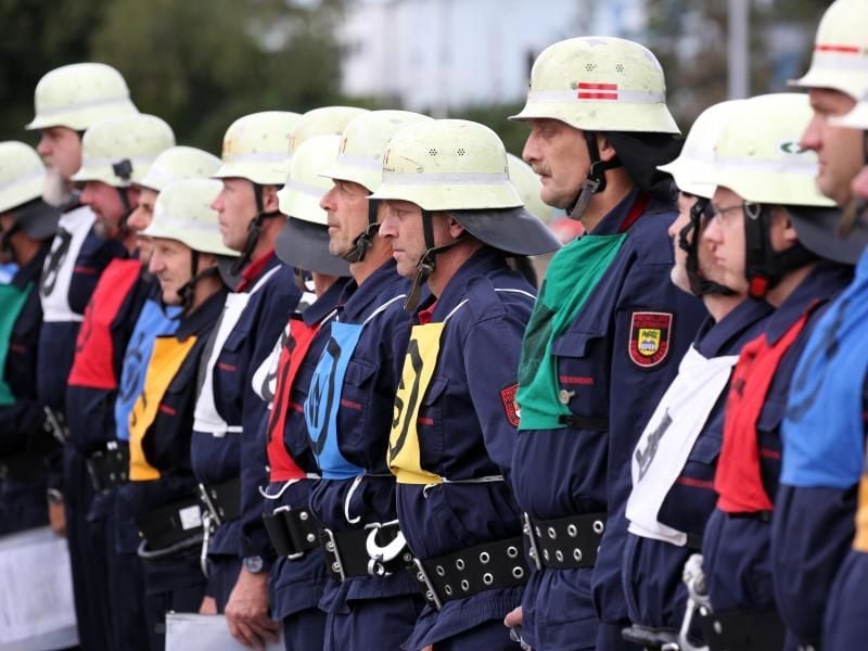 Feuerwehr-Leute aus der ganzen Republik treffen sich in Rostock. Foto: Bernd Wüstneck