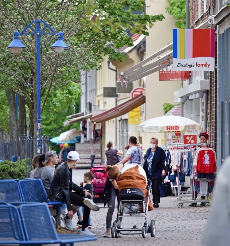 Kunden kaufen wieder in Läden der Burgstraße ein.
