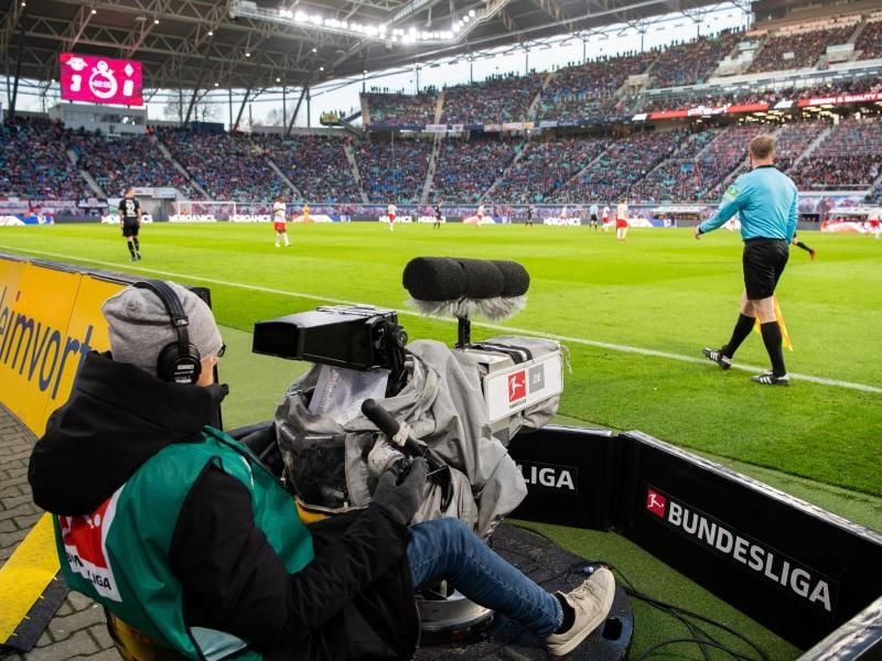 Fußballfans können sich über eine weitere TV-Alternative am Sonntagabend freuen. Foto: Robert Michael/dpa