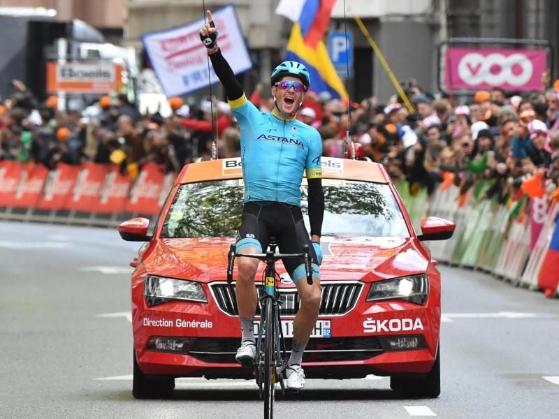 Der Däne Jakob Fuglsang bejubelt bei der Zieleinfahrt seinen Sieg. Foto: Benoit Doppagne/BELGA
