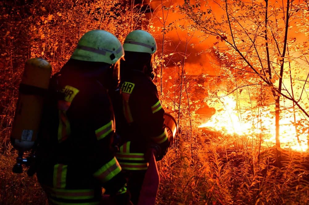 Die Feuerwehr löscht die brennenden Reifen.