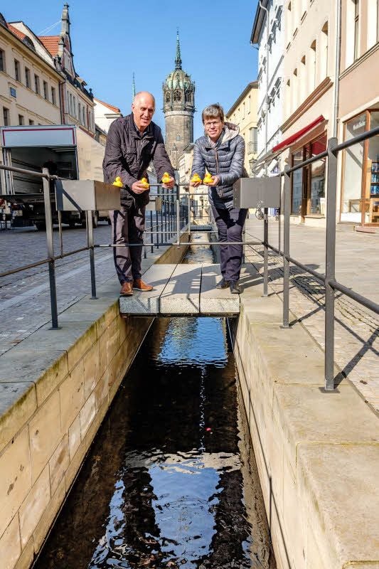 Yvonne Böhm und Bernd Winkler vom Rotary-Club Wittenberg hoffen auf eine rege Beteiligung am „Entenrennen“ für den guten Zweck. Hunderte Plastiktierchen sind geordert, Rennlizenzen können erworben werden.