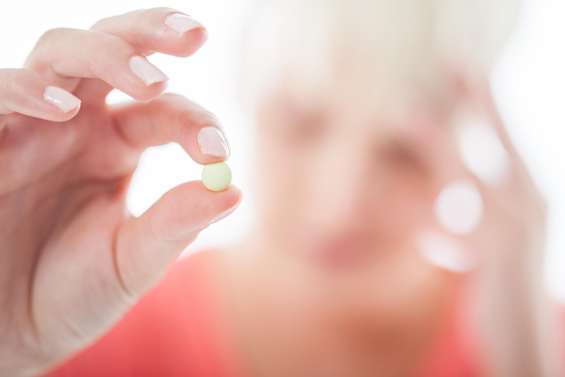 Längstens drei Tage hintereinander und höchstens zehn Tage im Monat sollte man rezeptfrei erhältliche Schmerzmittel ohne ärztlichen Rat einnehmen.