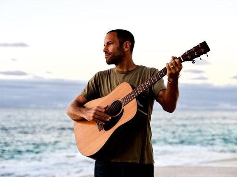 Die Musik ist seine Leidenschaft, das Meer sein Element: Jack Johnson. Foto: Universal Music/Morgan Maassen