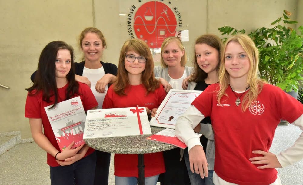Laura Auerbach (3.v.l.) strahlt zwischen Charline Möske, Alexandra Portoff, Katrin Gerleigner, Alexa Gerke und Romy Jänckel (von links).