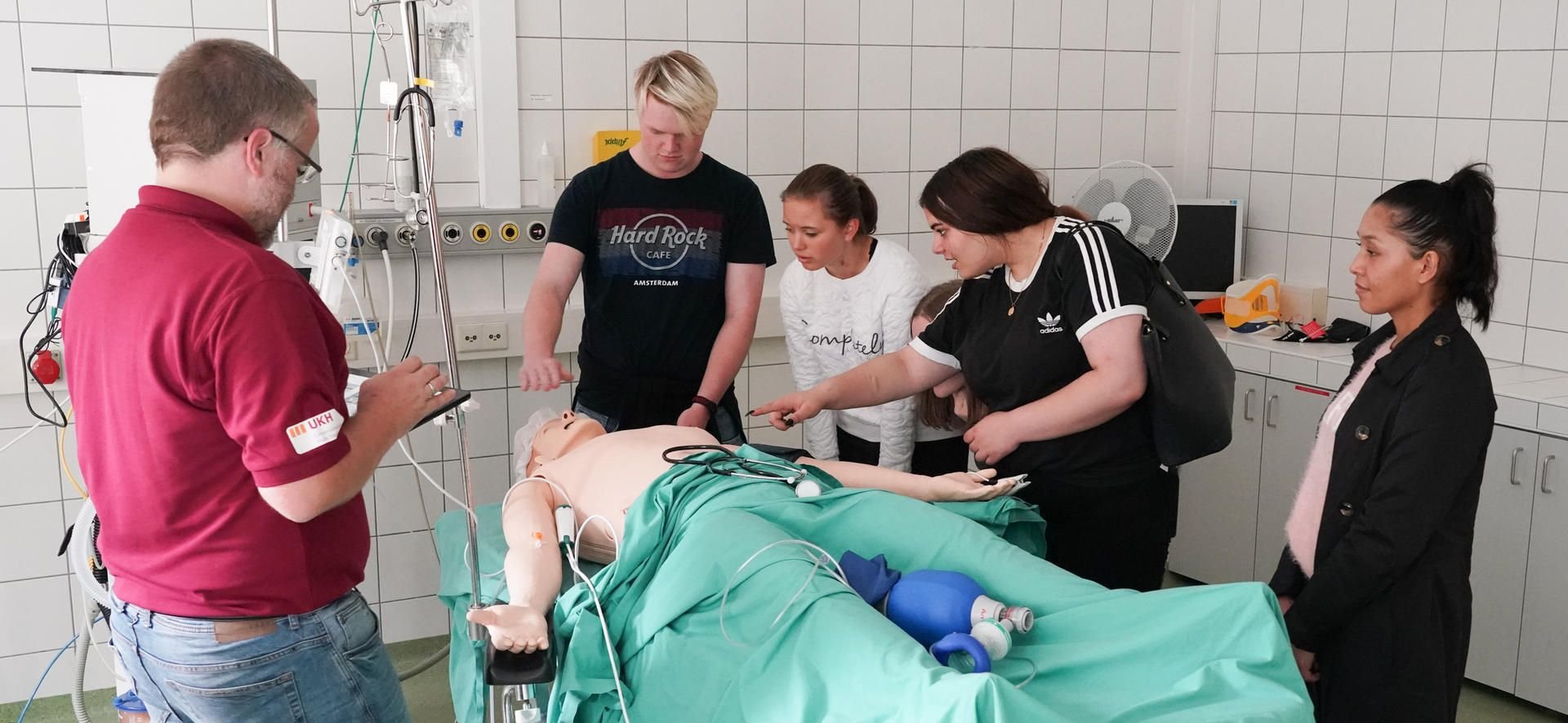 Eine Gruppe Realschüler aus Hessen stehen im Lehrkrankenhaus der Medizinischen Fakultät der Martin-Luther-Universität Halle-Wittenberg.