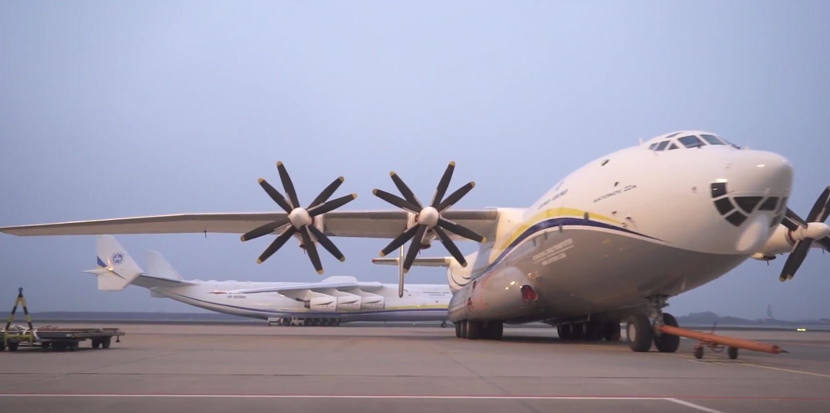Die Mitarbeiter des Flughafens haben das Gigantentreffen für einige Filmaufnahmen genutzt.