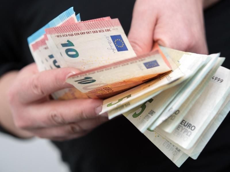 Verdienst du mehr als ich? Auf diese Frage können Arbeitnehmer künftig eine Antwort bekommen - zumindest theoretisch. Foto: Andrea Warnecke/dpa-tmn