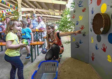 Auch die zweijährige Emely startet beim Wettbewerb im Ballwerfen für die Kinder.