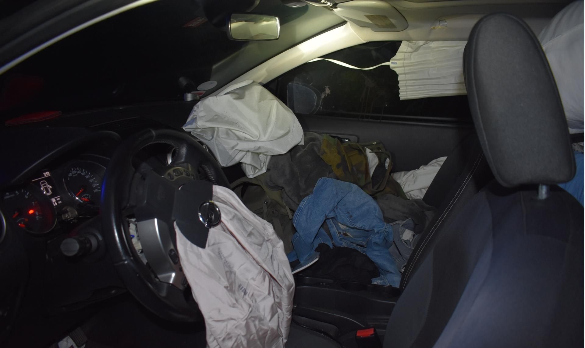 Bei dem Aufprall auf die Leitplanke lösten die Airbags des Wagens aus. Eine Insassin wurde dennoch verletzt.