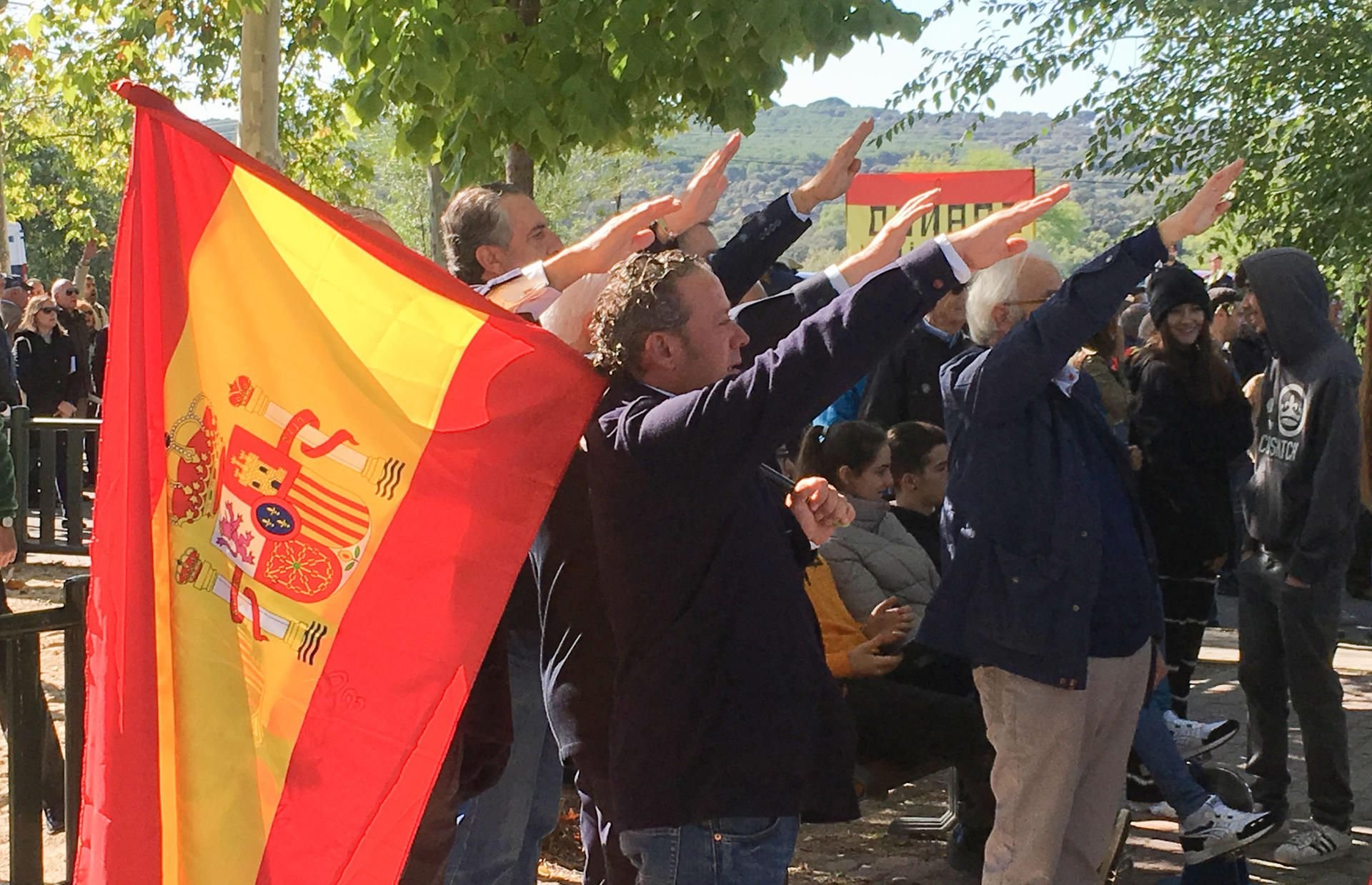 Franco-Anhänger erheben den rechten Arm zum faschistischen Gruß.