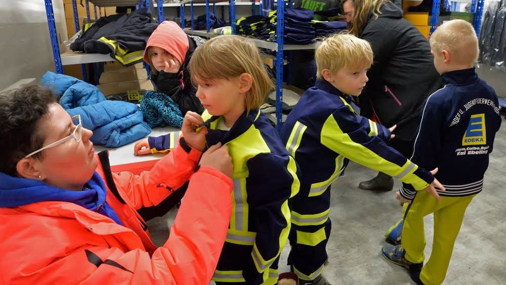 Fast wie die Großen: Die neuen Uniformen der Kinderwehren der Stadt Seeland unterscheiden sich kaum von denen der Erwachsenen.