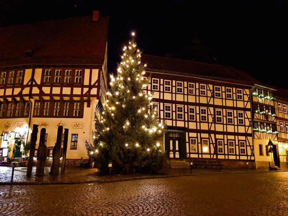 Den prächtigen Baum für Stolbergs Weihnachtsmarkt hat Friedel Holz aus Hayn gestiftet. Er konnte dank der Nachbarn, Familie Stingl, durch Udo Thieles Forsttechnikfirma gefällt und mit Hilfe der Questenberger Spedition Jödecke sowie des Bauhofs nach Stolberg transportiert und aufgestellt werden.