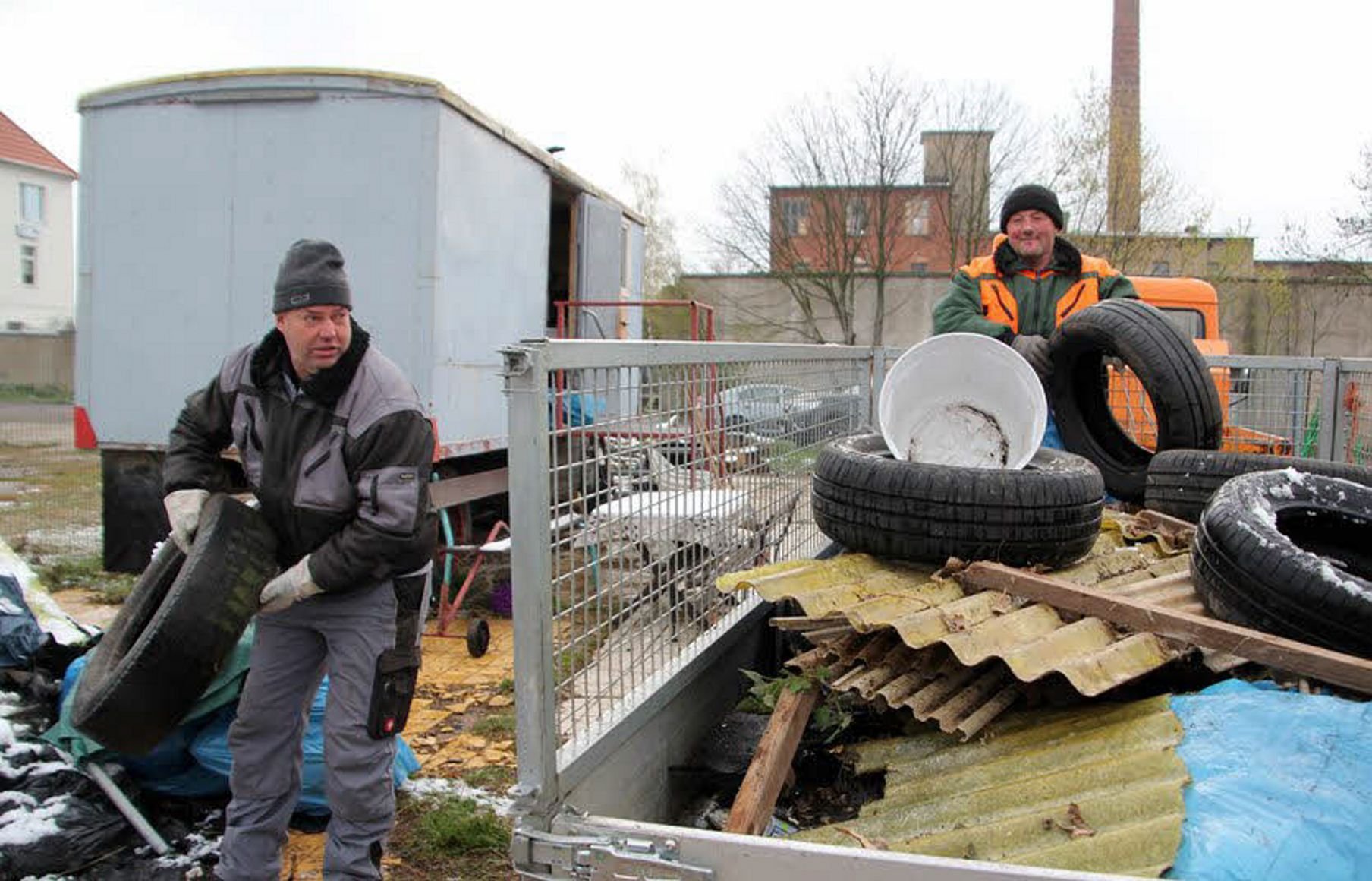 Gemeindearbeiter Jens Linke (li.) und Günter Dietrich laden den Müll in Ilberstedt auf einen Anhänger.
