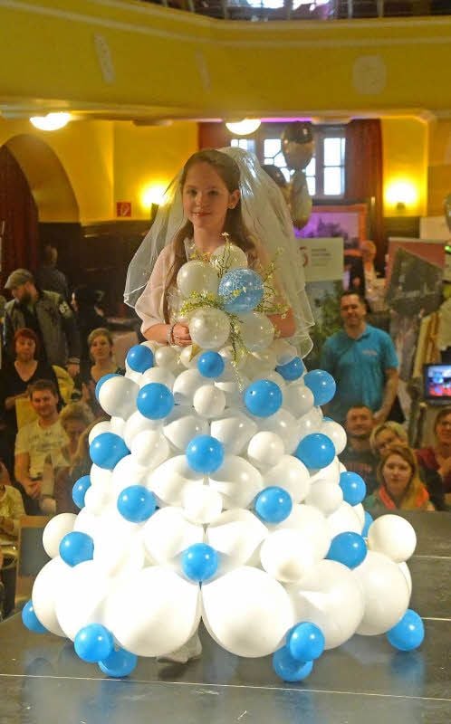Melinda im Ballonkleid.
