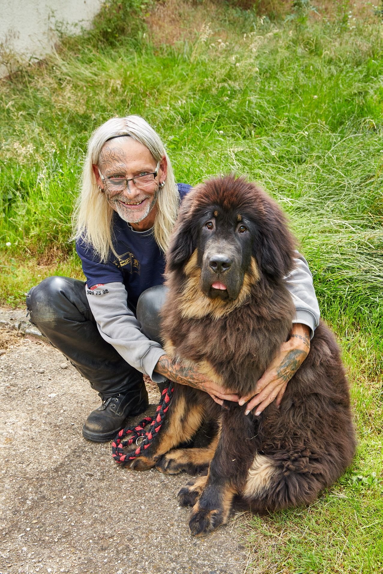 Hundeverhaltenstrainer Erhard Royke lebt mit seinem Wegbegleiter Sir Hagrid, ein Tibetanischer Mastiff, nun in Zickeritz.