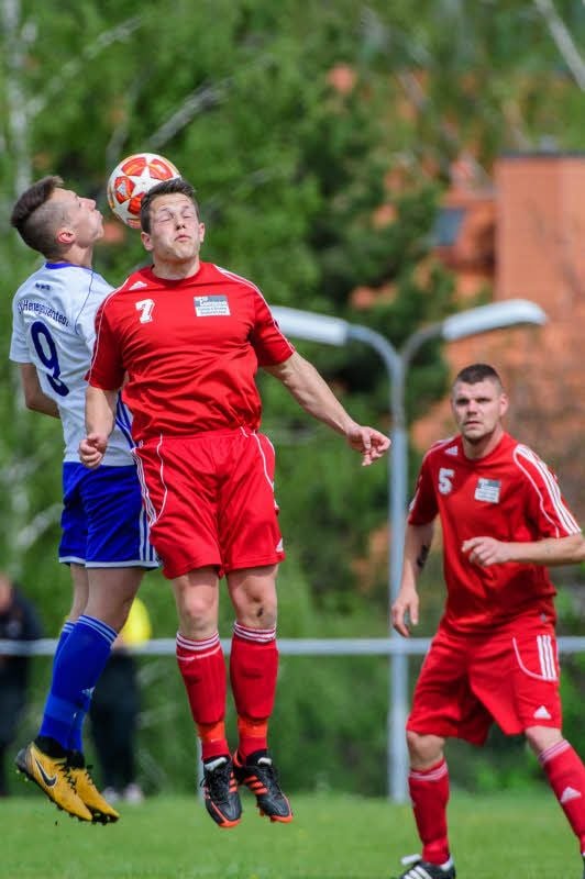 Der Herrengosserstedter Elias Meyer (l.) und der Lauchaer Steven Walther im Kopfballduell.