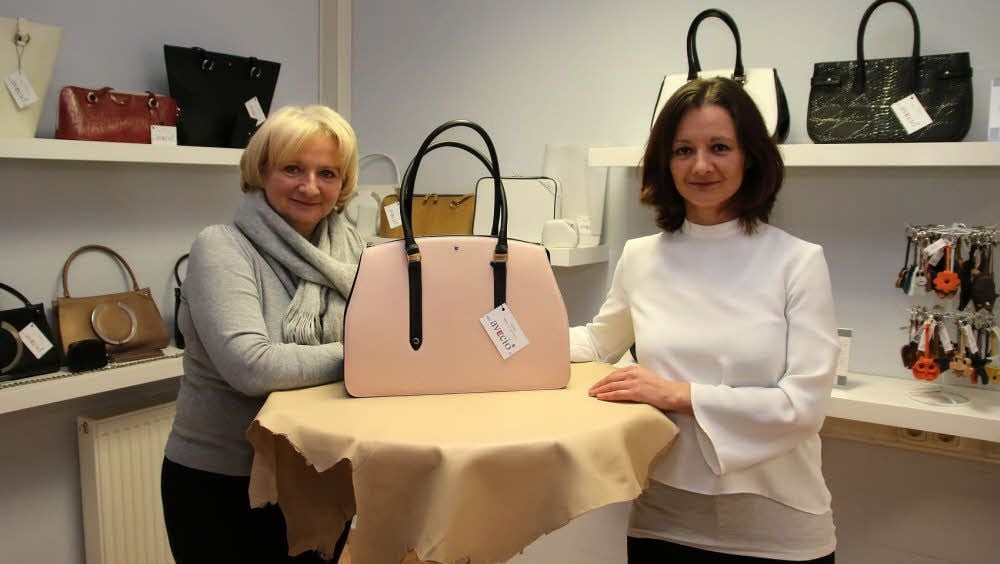 Stefanie und Tochter Tina Reinboth im Werksverkauf der Firma.