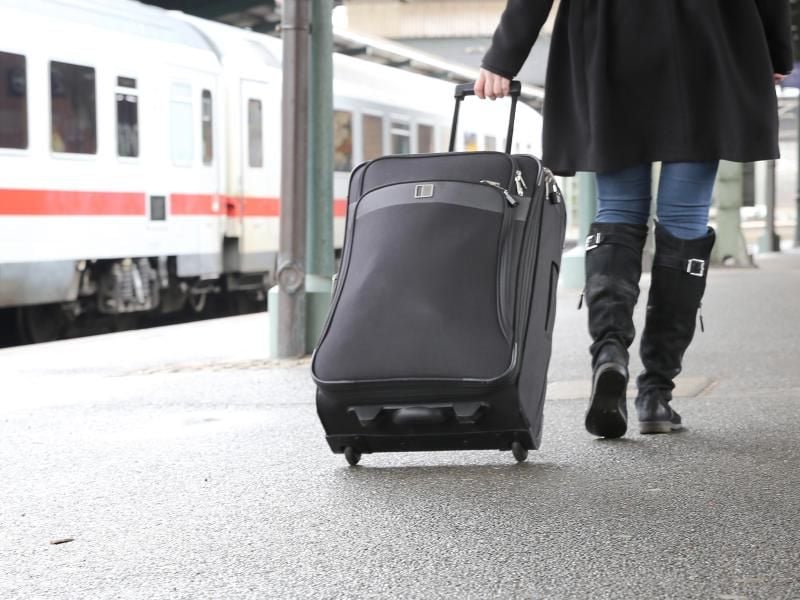 Einfach den nächsten Zug nehmen und für ein paar Tage wegfahren: Das geht für Arbeitslose nicht. Sie müssen sich vor einem Urlaub bei der Arbeitsagentur abmelden. Foto: Mascha Brichta