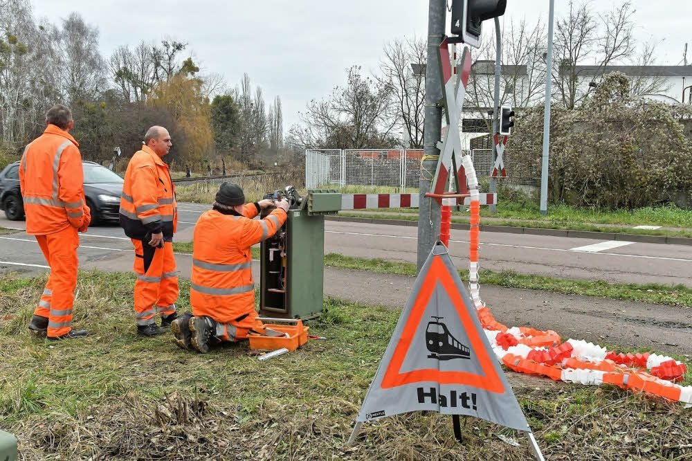 Monteure haben am Mittwoch an der Schranke gearbeitet.