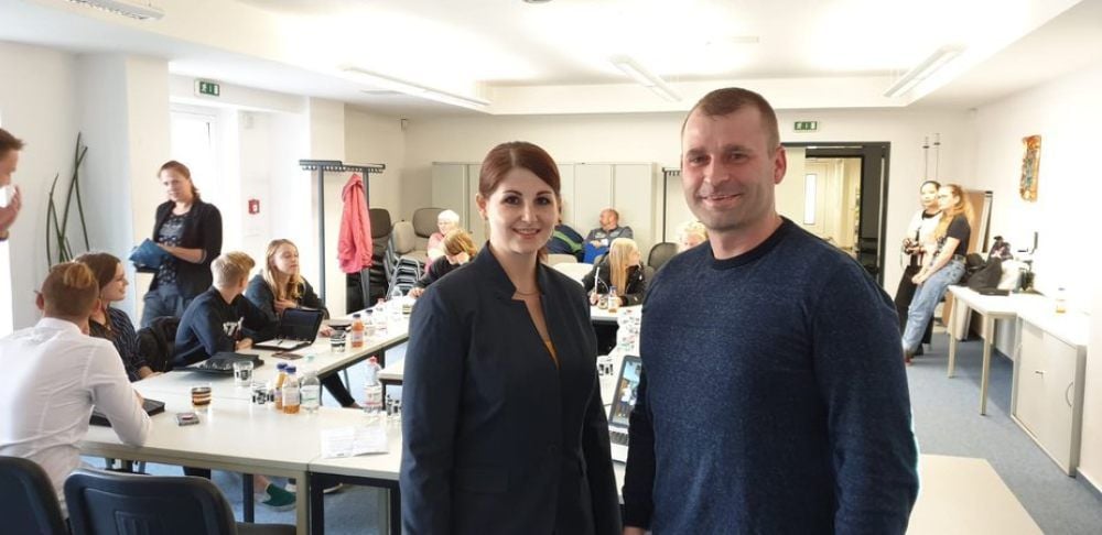 Die hallesche FDP-Fraktionsvorsitzende Yana Mark hat den Bürgermeister von Muldestausee, Ferid Giebler, bei einem Besuch vor Ort zu seinen bisherigen Erfahrungen mit dem Jugendgemeinderat befragt.