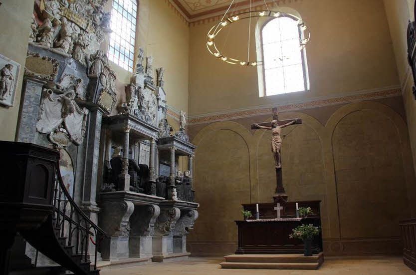 Der Altarraum der Schlosskirche mit Kruzifix und Plönitz-Epitaph.