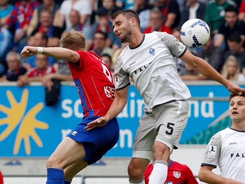 Der Uerdinger Torschütze Maximilian Beister (l) beim Kopfball-Duell mit Waldhofs Kevin Conrad. Foto: Roland Weihrauch