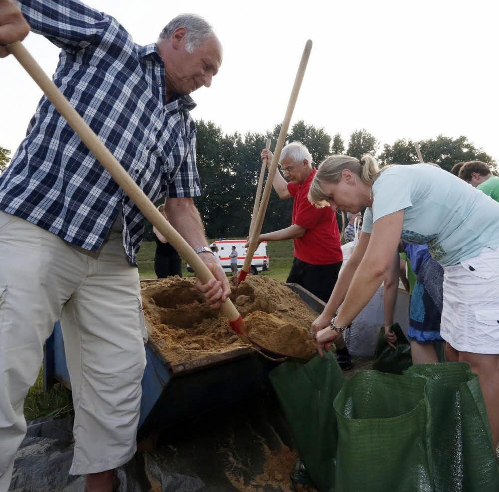 Herausforderung Sandsack: Beim alljährlichen Fest am Obelisken im Mühlweg wird an die Jahrhundertflut 2002 gedacht.