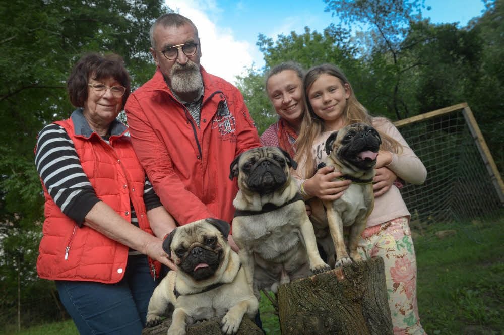Durch Regina (links) und Manfred Wecke sind auch Nicole Erben und ihre Tochter Lisa zum Mops gekommen.