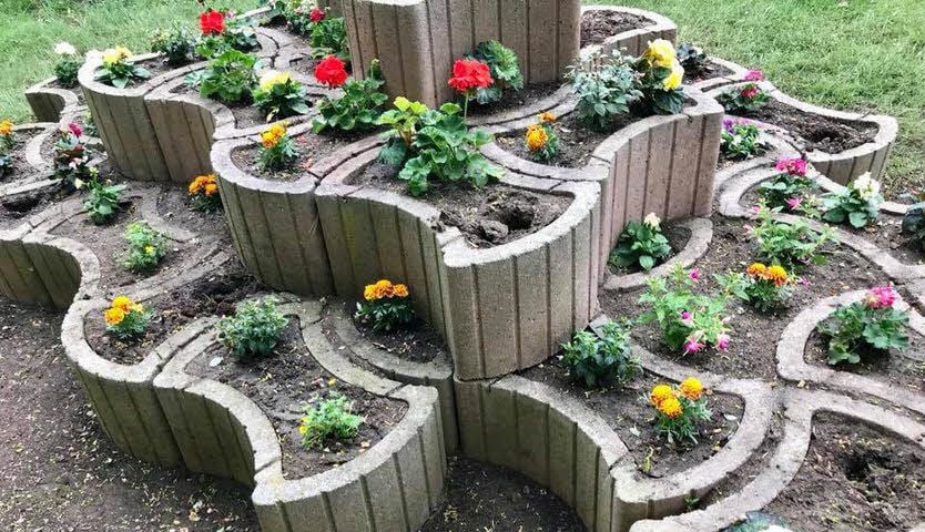 Blumen sind aus dem Beet herausgerissen worden.
