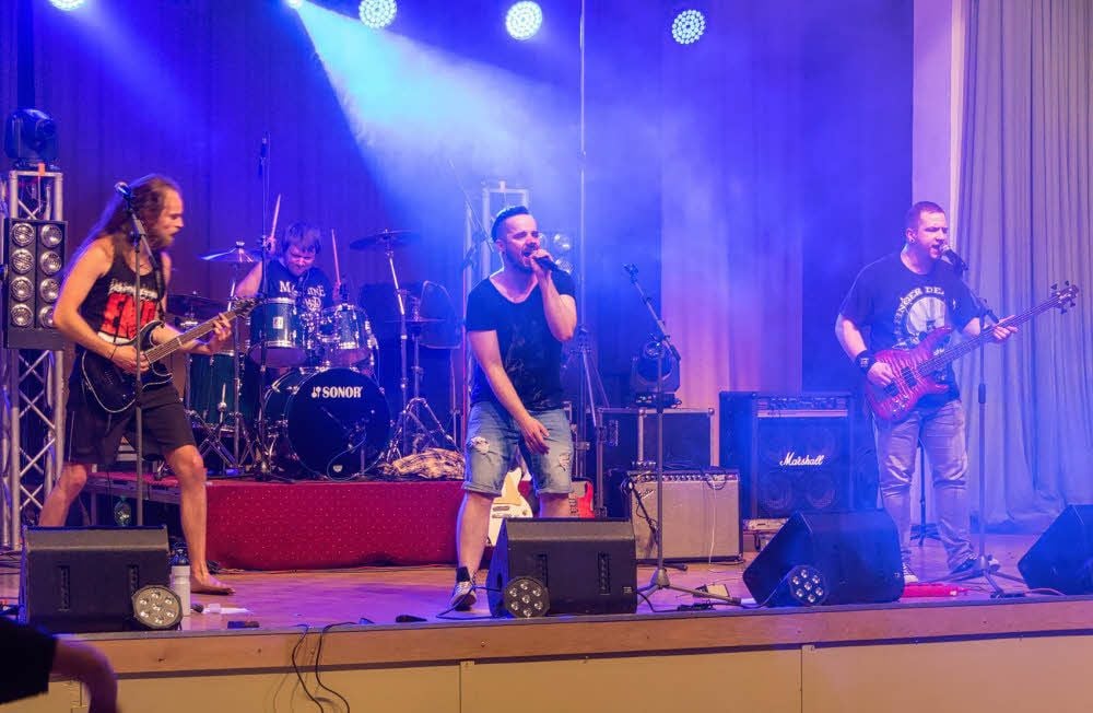 Elf Bands wie hier „Tonallergie“ aus Mücheln nahmen am Wettbewerb teil.