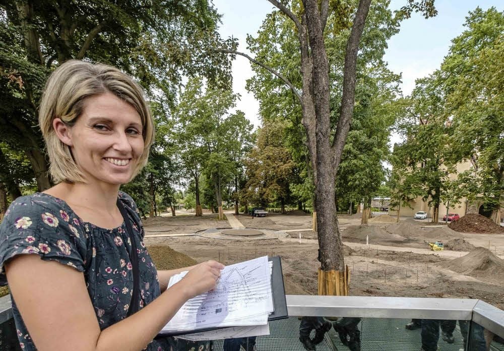 Planerin Anett Paul vom Fachbereich Stadtentwicklung erläutert, wie es im Universitätspark aussah - und demnächst wieder aussieht.