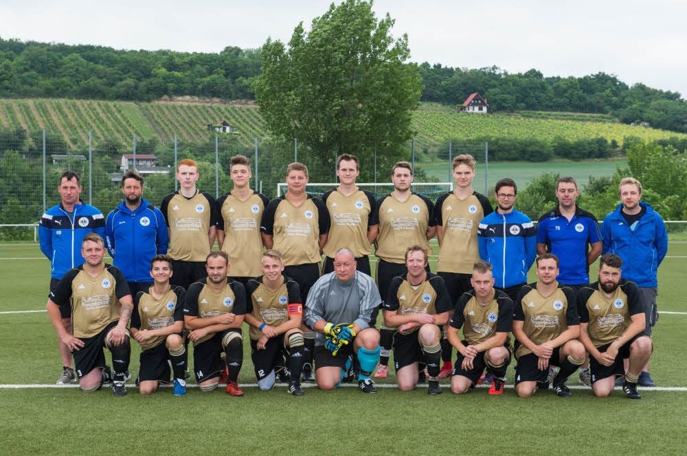 Kreisliga-Aufsteiger FC RSK Freyburg II, hinten, v.l.: Zeugwart Andreas Becherer, Trainer Daniel Keller, Constantin Kitzmann, Paul Schulze, Max Goette, Max Nürnberger, Janis Bastian Haase, Felix Kaiser, Jonas Schmiedl, Tom Schäffner, Yves Zeimer; vorn, v.l.: Sven Röder, Tom Schmidt, Alexander Giese, Christian Lehwald, Denis Hörnig, Sven Roge, René Lehmann, Christian Werner, Stefan Förster.