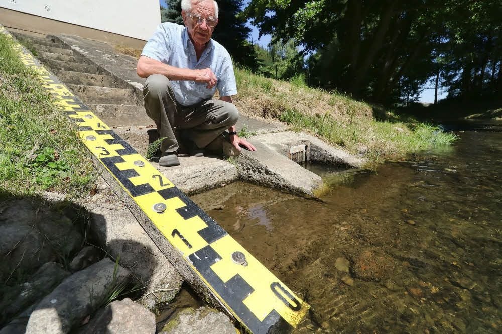 In Wippra führt die Wipper nur noch einen Zentimeter Wasser, Klaus-Dieter Büchner kontrolliert täglich den Pegelstand.