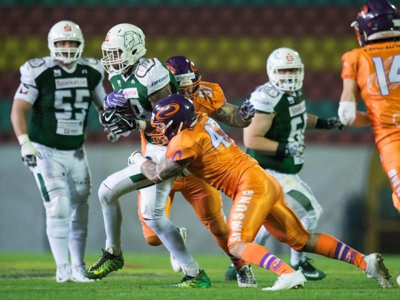 Unicorns Aurieus Adegbesan #18 (l) wird von Frankfurts Sergey Souleymanov #97 und Frankfurts Tristan Bart #47 gestoppt. Foto: Annegret Hilse