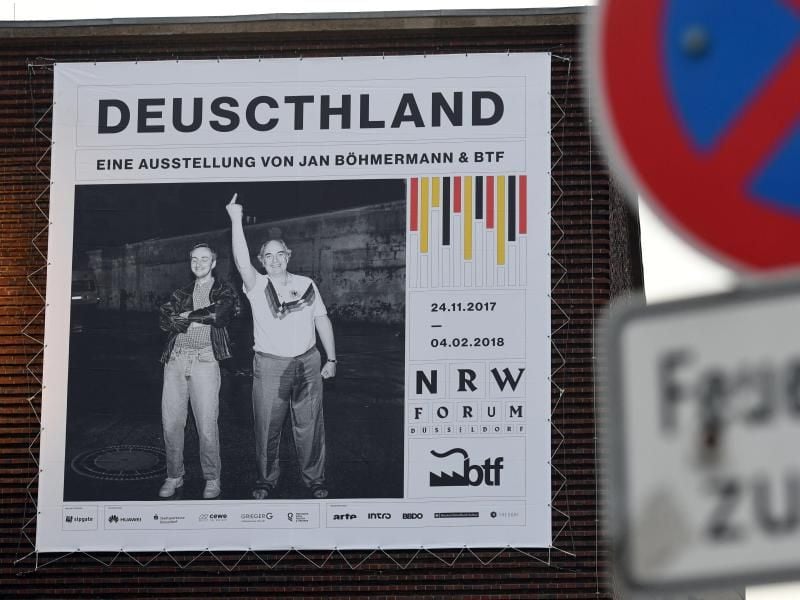 Ein Banner wirbt für die Austellung "Deuscthland". Foto: Henning Kaiser
