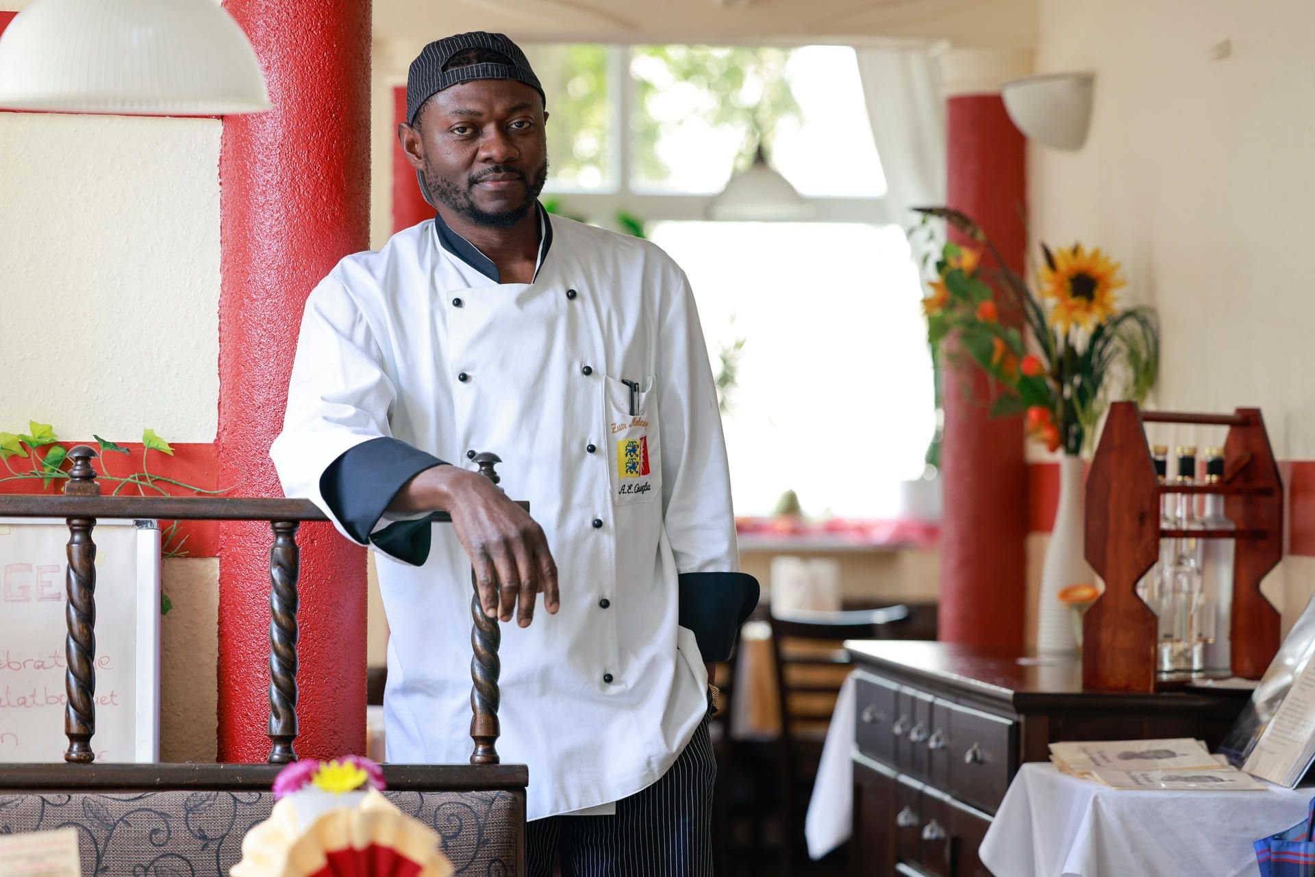 Andrew Onuegbu, Inhaber des Kieler Restaurant «Zum Mohrenkopf», schaut in die Kamera.