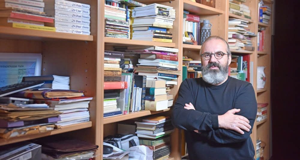 Schriftsteller Peter Hoffmann aus Friedersdorf in seinem Arbeitszimmer